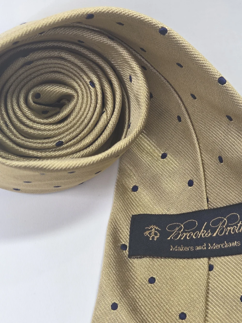 Brooks Brothers Mens 100% Silk Gold Tie With Navy Blue Polka Dots 3.5